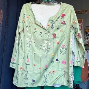 Women’s tunic, size XL.